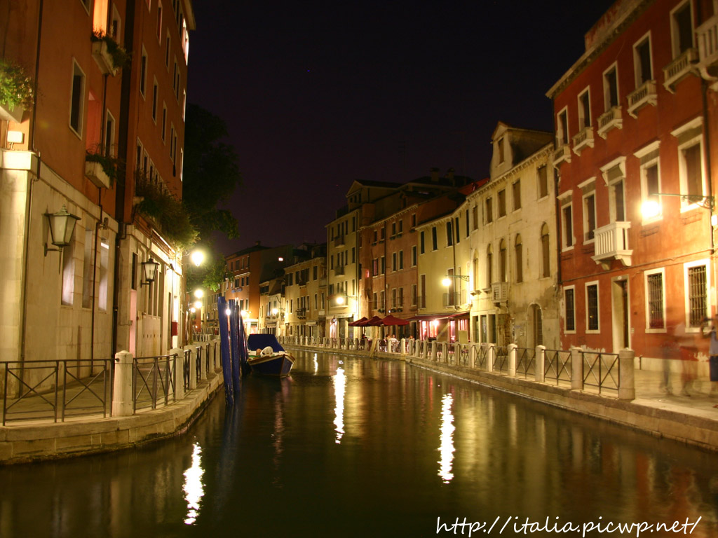 ヴェネツィアの運河の夜景写真無料壁紙フリー素材