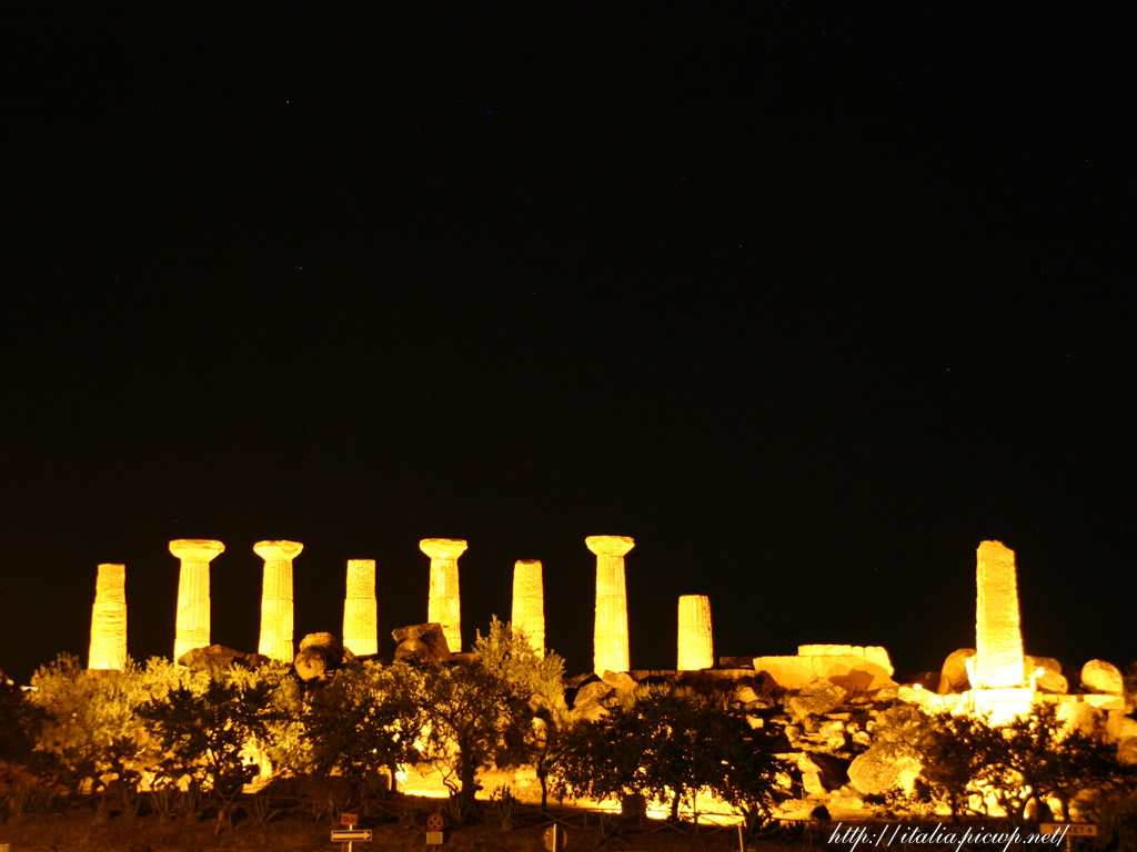 エルコレ神殿の夜景